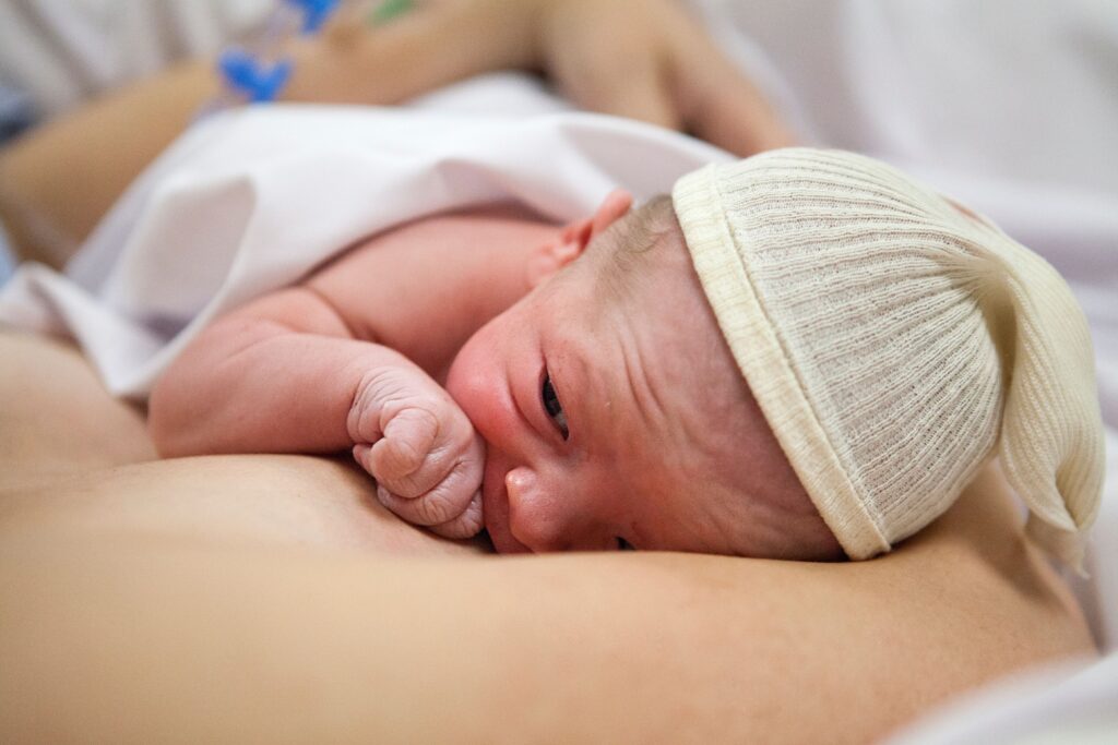 Nouveau-né en peau à peau sur la poitrine de sa mère, juste après la naissance