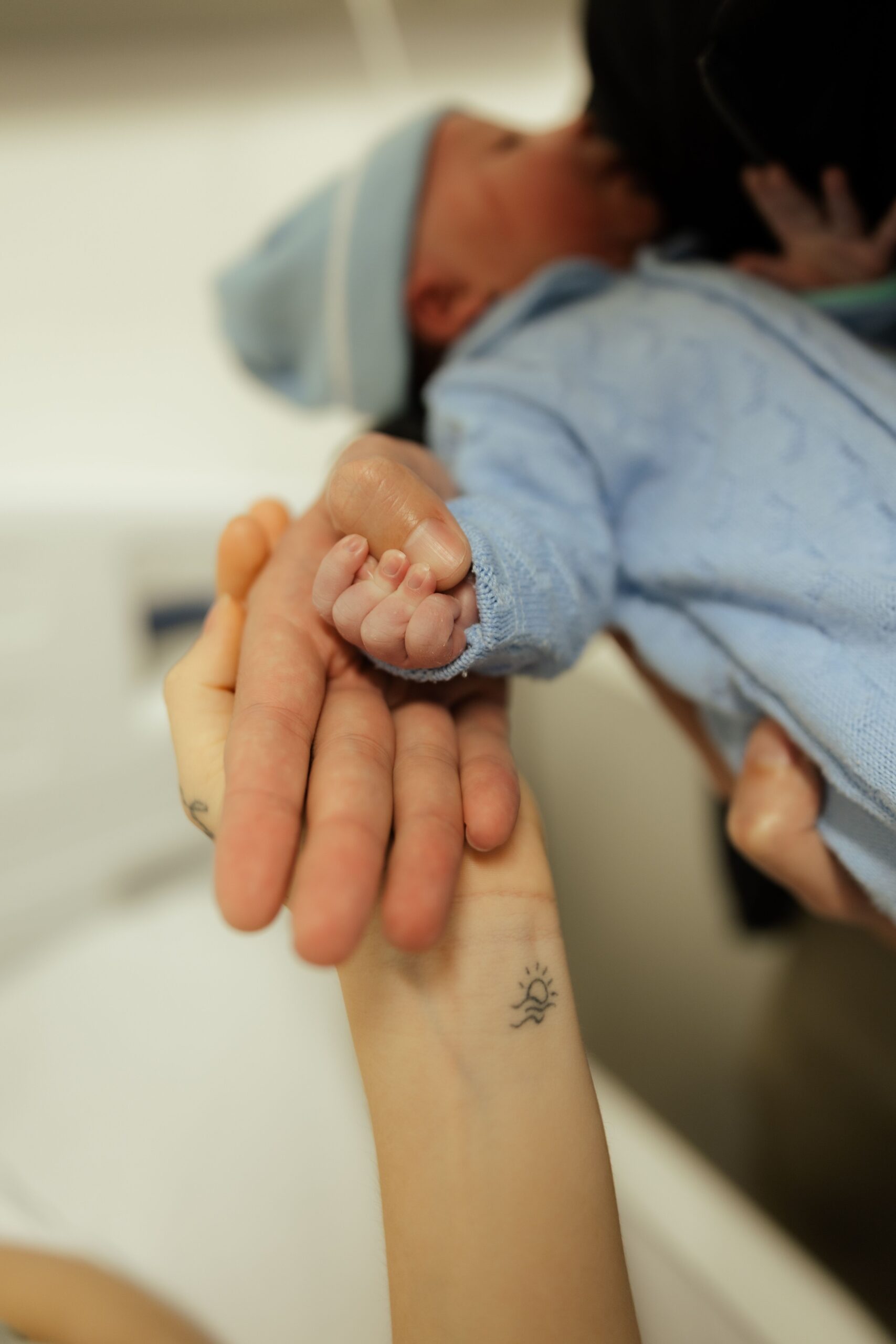 Main d’un nouveau-né serrant le doigt d’un parent